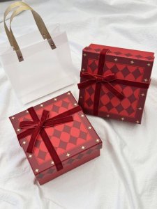 配打包箱 #爱不必喧哗，真心自会抵达，低调的奢华中，暗藏炽热，简约的设计里，镌刻永恒，只献给独一无二的她# 彩妆棋盘格蝴蝶结礼盒 没有一个人不喜欢！礼盒在手，天