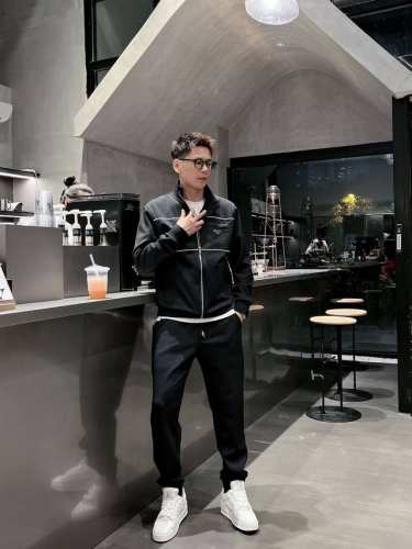 p620/套 【新品】Prada 普拉达 超柔加绒款 2024秋冬Pr*Da Milano徽章标识刺绣套装卫衣/卫裤 （不拆卖） 经典修身版型,简约而不失格调.