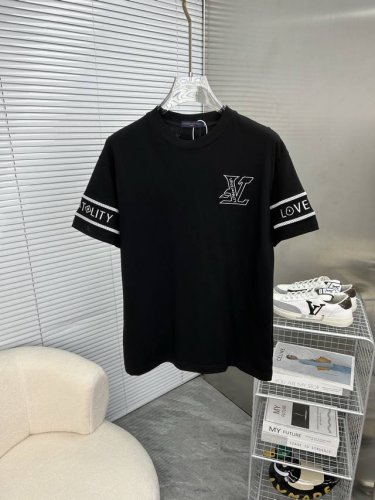 lv路易威登 2025Ss春夏高品质情侣款短袖T恤，甄选高克重纯棉面料，工艺品级别，辅料顶真，车线做工符合精品要求，超级好搭配，落肩款，品质及剪裁设计都堪称一流