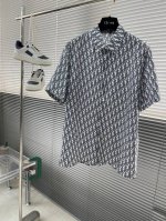 短裤 短袖衬衣 -Dio 25Ss新款白色和蓝色斜纹面料 Oblique 印花短袖短裤套装，这款套装饰以经典的Oblique 印花，采用白色和蓝色桑蚕丝斜纹面料