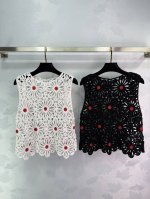 chane*手工钩花背心，黑白两色可选，设计感十足。适合夏季搭配，镂空花纹独特。面料舒适。2色3码Sml 。T226B