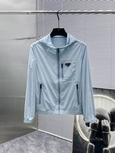 普拉达 prada 2025Ss春夏新款男士连帽 防晒服 夹克 外套 高端版本 专柜定制面料 透气舒适度高 细节无可挑剔 品牌元素设计理念 体现高品质 手感细腻