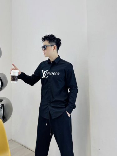 路易威登 专柜最新款男士必备款衬衫 100%天然棉 舒服透气 原单狠货 原版面料 柔软舒适 上身高端又奢华 足够场面的档次 这款衬衫无不骄傲的让你满意有面子 尺