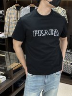 主推 Prada 独家专供秋季新款普拉达时尚休闲圆领短袖，高密度320克纯棉面料，高级密针刺绣、高端欧版原单T恤，潮流时尚休闲半袖 透气舒适度高，细节无可挑剔，