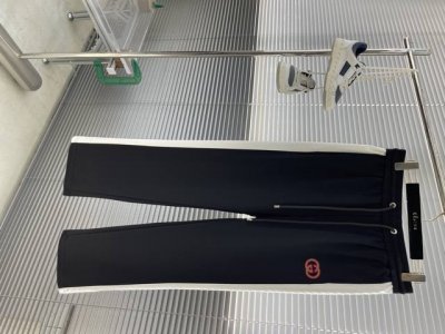 gucc 2025铜氨丝莫代尔空气层春夏休闲裤 美学的焕新诠释,演绎浓郁的格调型时尚风范,细节感和设计感强悍.经典品牌标识做为色彩搭配,演绎经典的品牌时尚,为整