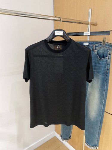 lv25Ss春夏 新品 定制蚕丝面料丝滑透气！时尚经典圆领短袖时尚单品设计，更加时尚舒适，高标准定制，上身非常有型，胸前品牌经典Logo 图案 客供辅料，客供进
