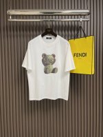 fendi 2025Ss早春卡通印花短袖T恤，定制璀璨丝绒棉，整体走线平直细腻 面料舒适柔软 颜色一致无色差 能与同款搭配营造时尚造型，驾驭各种场合，定制辅料，