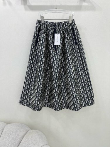Dio*迪 奥 25春夏新款腰头抽绳 侧边D家字母织带 老花提花半裙 ，满幅老花字母提花面料 前拉链设计，侧边织带字母Logo ，超级舒适柔软的面料 简约大气
