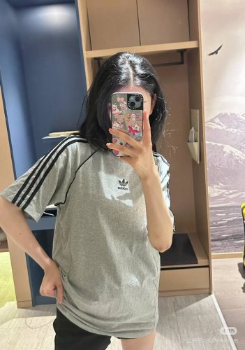 新款上新 Adidas2025年夏季新款情侣款三条杠织带条设计三叶草小三叶经典刺绣Logo短袖T恤！情侣款男女同款宽松版型！阿迪达斯三叶草男女透气短袖圆领休闲短