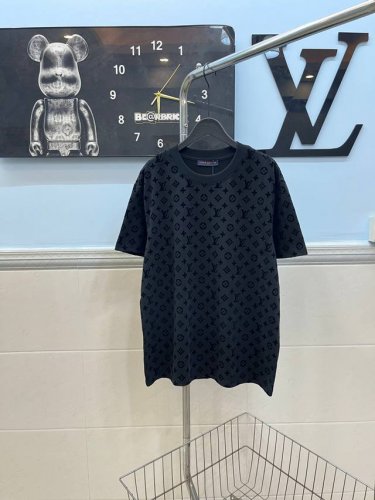 款号145 Louis Vuitton路易威登植绒老花满印短袖 采用280G纯棉双纱面料 上身舒适柔软 全省采用满印植绒工艺 整体高端立体 高版本可随意对比 三