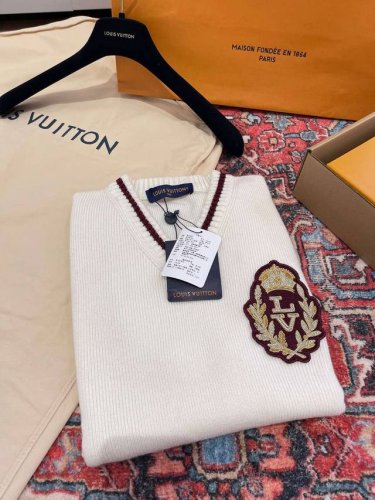 上新！ 不含包装，Louis V*25早春又开挂了 秋冬利用率极高的小马甲背心，就是各种百搭，单穿叠穿再叠穿都很Nice，微松的版型，大V领设计，视觉显瘦的同时