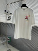 chane 25Ss夏季新款手绘短袖T恤！专柜同步，每一件都是纯手工画制而成.独特的Logo 个性艺术系列全网独家首发 百搭款细节处理完美240克纯棉面料十分精