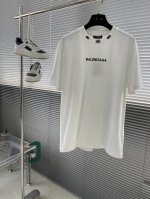 Balenciag 2025夏季新款短袖T恤，特色的刺绣工艺，个性艺术系列全网独家首发 百搭款细节处理完美240克纯棉面料十分精致 原版面料 网红明星同款高版本
