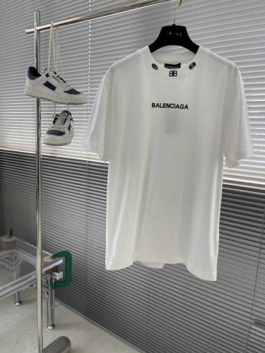 Balenciag 2025夏季新款短袖T恤，特色的刺绣工艺，个性艺术系列全网独家首发 百搭款细节处理完美240克纯棉面料十分精致 原版面料 网红明星同款高版本
