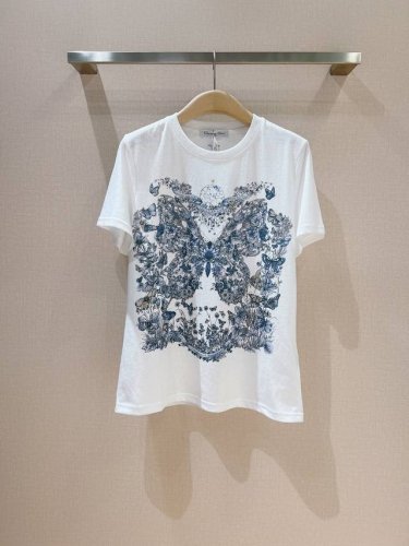 Dior *新款强烈推荐 这款T 恤以优雅Dior*美学为灵感、对休闲主义进行了精致演绎演绎、彰显高订风范和优雅风格。 采用白色棉质和亚麻混纺平纹针织面料精心制