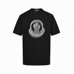 Moncler 蒙口 25Ss 像素模糊Logo印花短袖 Moncler标识点缀于胸前 仿佛艺术家的灵魂印记 辨识度拉满 低调中蕴含着无尽的故事与格调 无需多言