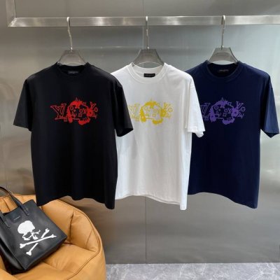 驴家 Lv短袖超时髦 经典又百搭，胸前那一抹鲜艳的红色印花，将Lv标志性元素以独特的艺术形式呈现，个性又吸睛，走在街上回头率百分百 。面料柔软亲肤，穿着超舒适，