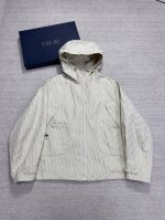 dd早春提花金色夹克。限量色，白金色Zp90P 这款防水效果连帽夹克来自Dioral Ps限定系列，突显金色调Obl Pique 印花。特别定制的淡淡的金色搭配