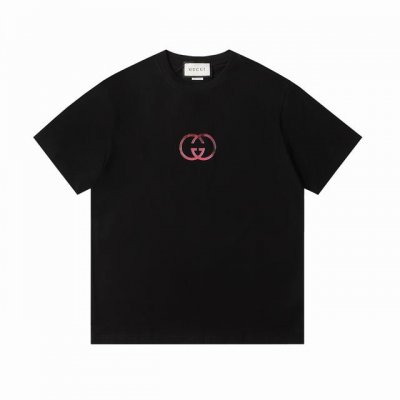 上新 高版本 gucci 古驰红色重影短袖 倾情推出缀饰活力印花的运动单品 迎接温暖季节的到来 品牌织带继续为整个设计注入复古气息 品牌标识细节则尽展大胆不羁的