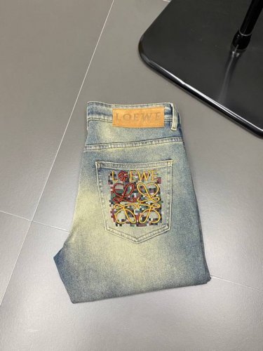 Loewe罗意威独家专供新款休闲牛仔裤 高端版本！专柜定制面料 透气舒适度高，细节无可挑剔，品牌元素设计理念，体现高品质。手感细腻柔软！呈现休闲裁剪，上身版型超