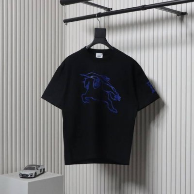 Burberry 巴宝莉 25Ss 镂空战马短袖T恤面料采用定制240G 26支特滑双股精棉平纹高密无尘全棉布料 前幅高密度加厚 走线平整 代工品质 全套定制辅