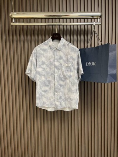 Dior 2025Ss春夏新款 迷雾印花短袖衬衫短裤套装，这个面料的舒适度 当穿都可Os版型 男女穿都好看 上身绝对惊喜的一款！搭配系列 真的非常爱的一款！怎么