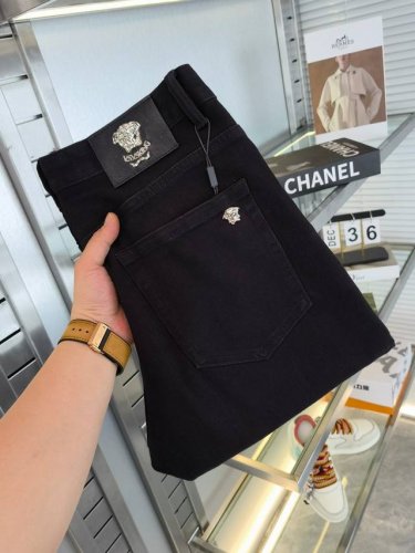 Versace 范思哲 2025Ss春夏时尚新品 高端奢华定制直筒牛仔裤，客供水洗弹力面料 精仿棉纱混纺 面料舒适柔软 经典小五金配饰 品质卓然 极度奢华 上身