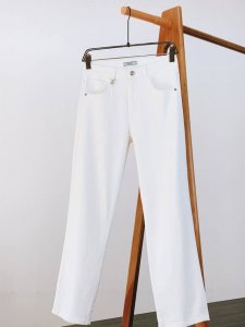 prada 普拉达 2025Ss早春新品 高级时装感，超柔牛仔面料 , 浅灰色洗水牛仔裤 面料很特殊，超细精仿棉纱混纺，超柔舒适感。 具备牛仔随性感 ,休闲感