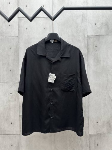 loewe绣花亚麻短袖衬衫 面料选择： 以粘胶纤维与亚麻融合，通过气流纺纱技术实现纤维互锁，粘纤的柔滑垂坠感中和亚麻的粗粝肌理，亚麻的骨感支撑力弥补粘纤易变形的