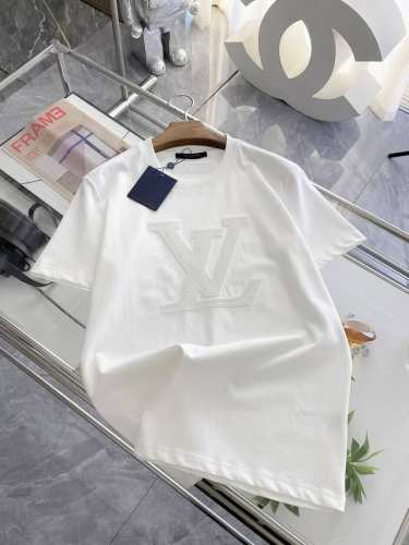 lv 高定面料 玉蚕丝般的丝滑 2025春夏新品上市时尚经典圆领短袖时尚单品设计，更加时尚舒适，高标准定制，上身非常有型，全新刺绣工艺， 客供辅料，客供进口高档