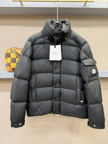 moncler蒙口 新款羽绒服！定制开发五金配件所有细节处理全面到位 ！版型上身效果超赞！百搭时髦又帅气！国标90%进口白鹅绒填充！专柜原版记忆丝面料质感立挺有