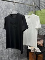 普拉达 顶级货品 2025春夏新款首发专柜最新款短袖圆领T恤 微阔版型 高端订制 设计前卫时尚！品牌Logo重工艺设计 高端定制280克高克重面料.手感柔软.穿
