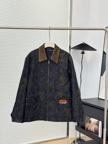 顶级版本 原版开模 Louis Vuitton 路易威登 Lv金线刺绣老花牛仔外套夹克 Arabesque 图案，为 Monogram 元素注入浪漫的西部风情。