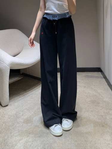 Miumi* 25Ss春夏新款 格纹拼接假两件阔腿长裤丨独家高版出品！以经典格纹府绸质感平角短裤为灵感，融合女装元素，打造别具一格的层次感。点缀品牌标志性字母徽