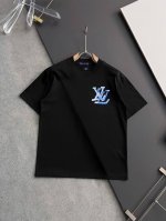 LV* 2025最新款短袖T恤，独家240克重磅打造、休闲时尚的尚佳之选。亲肤性极佳。尺码：M-4Xl标准版型