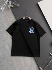 LV* 2025最新款短袖T恤，独家240克重磅打造、休闲时尚的尚佳之选。亲肤性极佳。尺码：M-4Xl标准版型