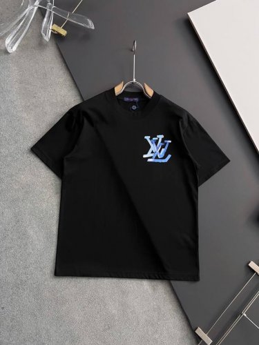 LV* 2025最新款短袖T恤，独家240克重磅打造、休闲时尚的尚佳之选。亲肤性极佳。尺码：M-4Xl标准版型
