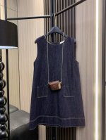 玛吉拉 2025年新款牛仔裙 永不过时的牛仔单品 挎包无袖连衣裙来啦！简约帅气的设计感让这条裙子自带酷Girl属性。胸前的包款设计既是点睛之笔又增添实用性，搭配