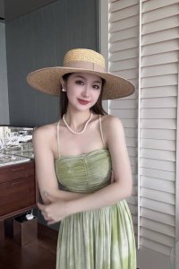 夏季新款 夏日一抹绿 美出新高度 打缆工艺抽褶吊带连衣裙 自带清冷氛围感 吊带和挂脖的设计 既特别又能展现肩颈线条 腰部的褶皱巧妙修饰身材曲线 配上一双凉鞋 和