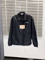 P300。Miumiu缪缪独家专供最新时尚夹克，经典设计感与颜值爆棚的外套，品质更是无法挑剔品控可以直接入手，不容过错的高端臻品！通过细节图片便可感受到它强悍的