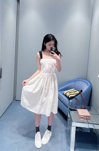 Miumi* 25Ss春夏新款 重工刺绣连衣裙丨独家Yb开发 高版出品 选用高定纯棉材质 柔软舒适 亲肤透气 挺括有型 裙身线条利落流畅 抹胸处采用对丝工艺 一