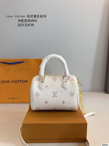 配礼盒. Lv Seedy20枕头包 新款Seedy20，宝藏尺寸，因为20的尺寸不大也不小，容量也特别 对于嫌弃Seedy25太大，Nano16Cm 又太小的