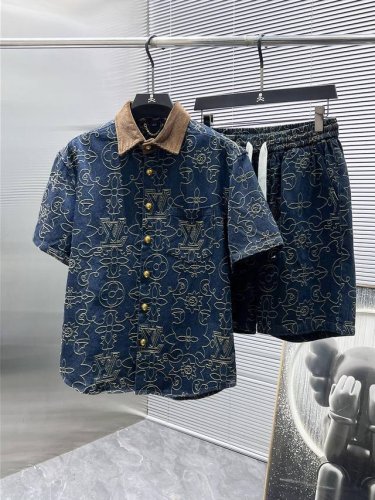 路易威登 Lv 2025Ss春夏新款 休闲 短袖 短裤裤 套装，高端版本！专柜定制面料 透气舒适度高，细节无可挑剔，品牌元素设计理念，体现高品质。手感细腻柔软！