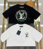 新品 Lv 补单超级爆款 春夏新款首发专柜最新款短袖圆领T恤 高端订制 品牌Log最新立体发泡印花工艺，前后组合，时尚洋气，高端定制丝光云朵棉面料.手感柔软.穿