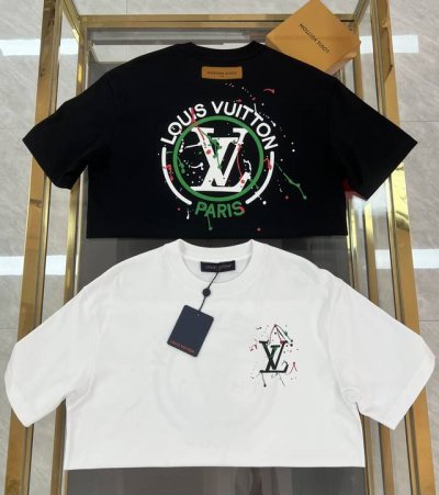 新品 Lv 补单超级爆款 春夏新款首发专柜最新款短袖圆领T恤 高端订制 品牌Log最新立体发泡印花工艺，前后组合，时尚洋气，高端定制丝光云朵棉面料.手感柔软.穿
