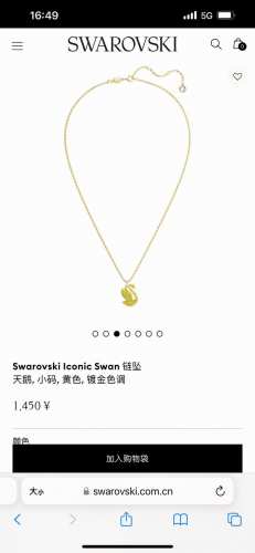 swarovski施华洛世奇Swarovski Iconic Swan金色天鹅项链锁骨链，专柜同步在售。这款亮闪闪的链坠采用Iconic Swarovski S
