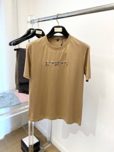 巴宝莉 2025最新款短袖T恤 帅气时尚 胸前精致刺绣字母Logo 简约百搭款 面料棉 不仅挺括 保持潮流的廓形 又穿着舒适 纱织更细腻 码数M-3Xl