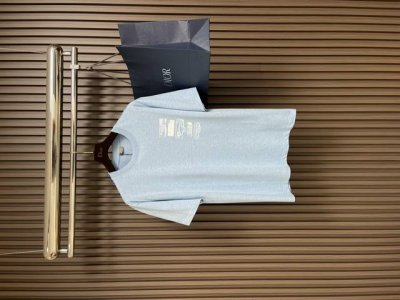 Dior 2025ss新款印花圆领短袖t恤，饰以 dior archives labels 标志，以3d印花版本重新诠释dior 标签。采用蓝色棉质平纹针织面料
