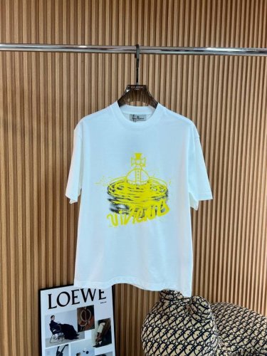 P260 西太后 2025春夏新款首发专柜最新款短袖圆领T恤 高端订制 设计前卫时尚！品牌Logo重工艺印花设计 高端定制丝光云朵棉面料.手感柔软.穿着舒适.专