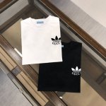 Gucci 25Ss夏季新款圆领短袖T恤！高端纯棉面料，手感质感都极完美！修身裁剪设计干净利落！时尚又好看！走线做工非常精致！版型效果超赞！而且透气性能超强！任